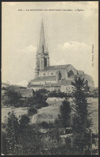 L'église : l'extérieur (vues 1-9), avec le presbytère (vue 3), la grande porte après l'inventaire le 7 mars 1906 (vue 9), l'intérieur (vues 10-13), avant la modification du choeur (vue 10), le maître autel (vues 12-13).